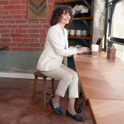 Dansko Larisa Navy Milled 11 Dansko Larisa Navy Milled -Shoe Promotion S23 PDP Larisa Navy 2400x2400 1